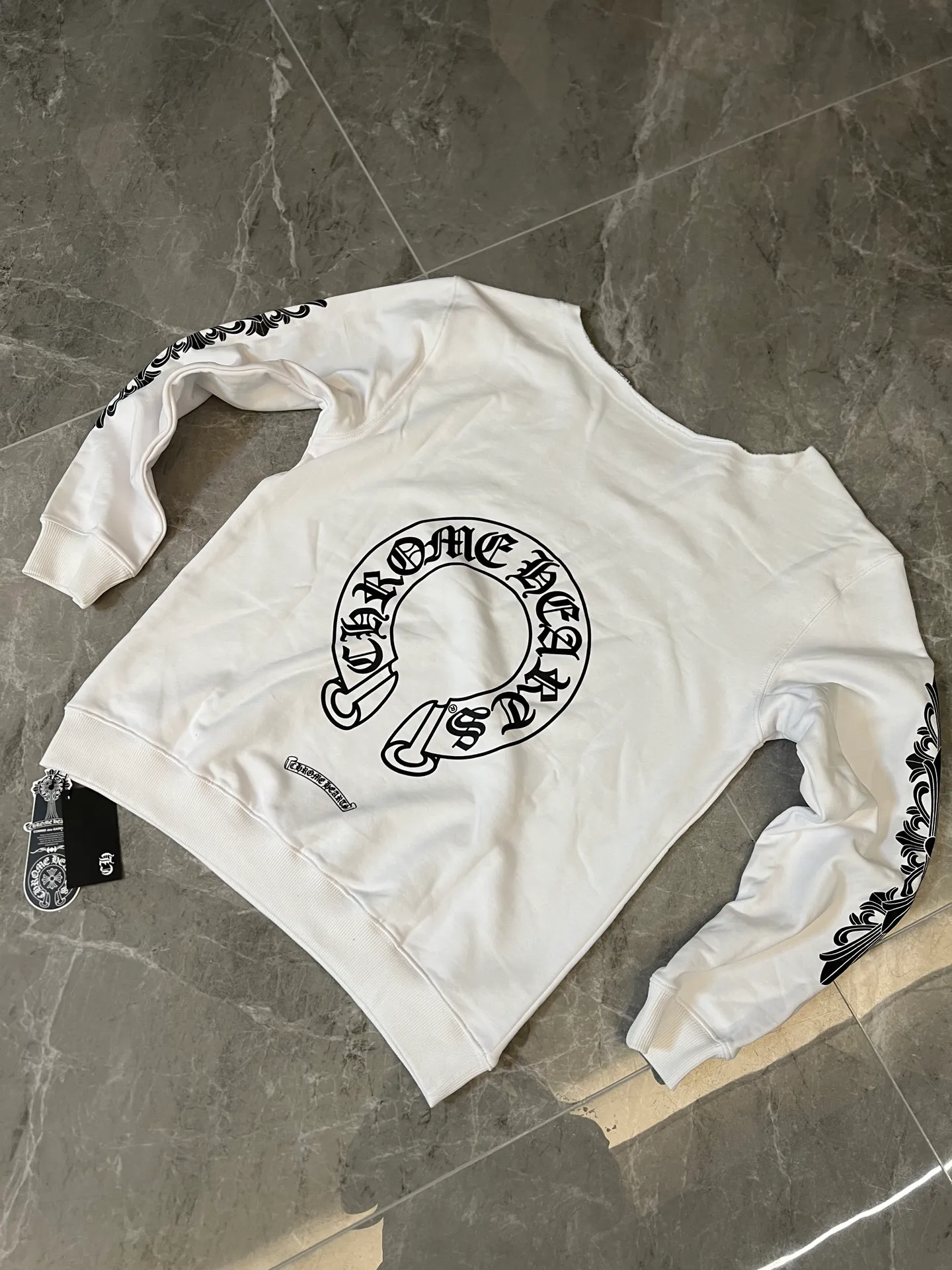 P186 [Next day] Chrome Hearts/Chrome Hearts 25ss CH Arm Cross Horseshoe Sanskrit Sloping Shoulder Sweatshirt (White - Women's Loose) Custom-woven fabric with a delicate and soft texture, gentle and non-prickly. The brand's Sanskrit inscriptions highlight the brand's unique American dark heavy industry trend style from all angles. It is fashionable and avant-garde. The unique OVEISIZE cut is more in line with the aesthetic style of the Z generation young people. It is an indispensable goddess wardrobe item!  Size: s m l. Available in seconds. Detailed sizes can be found in Figure 9.